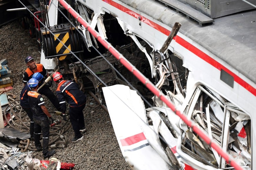Technicians work at site after a deadly collision between a commuter line train and a long-distance train, in Bekasi, on the outskirts of Jakarta, Indonesia, April 28, 2026. REUTERS/Willy Kurniawan