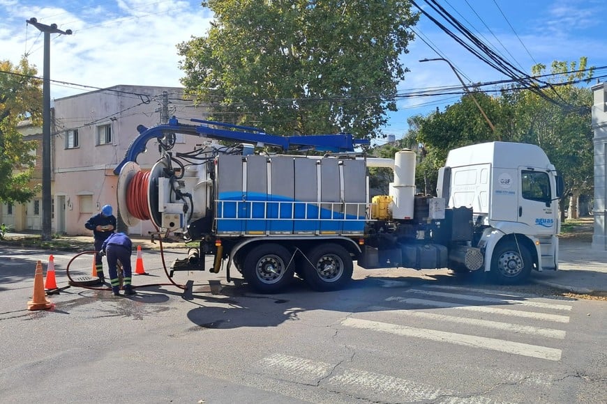 Los camiones desplegados por las calles de barrio Candioti Norte. ASSA