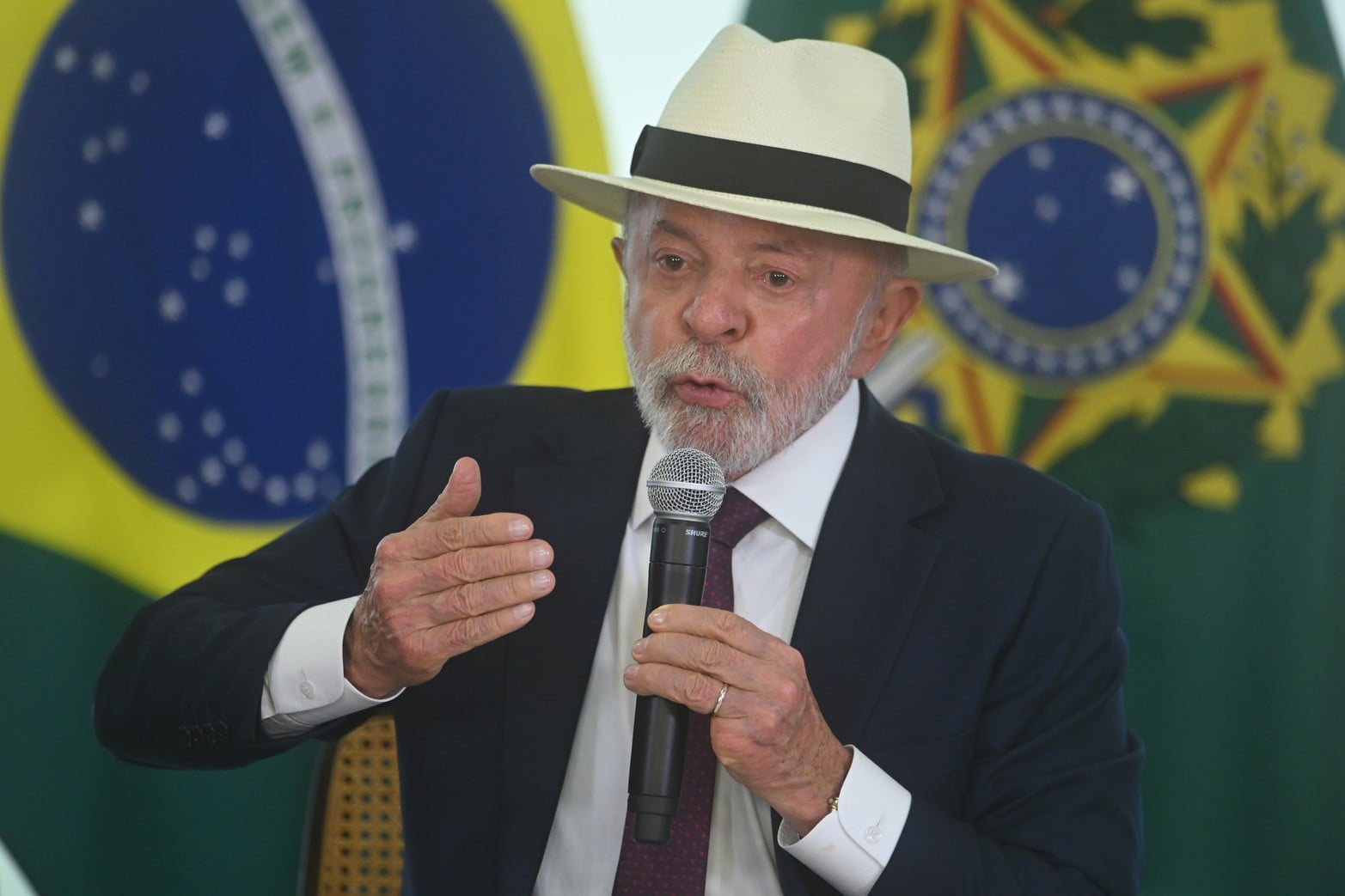 El presidente brasileño, Luiz Inácio Lula da Silva, firma el decreto que promulga el acuerdo de libre comercio entre el Mercado Común del Sur (Mercosur) y la Unión Europea (UE).