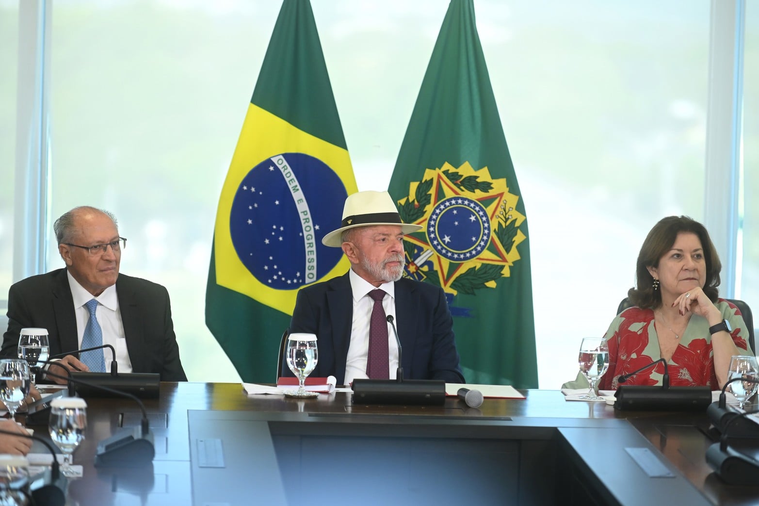 El presidente brasileño, Luiz Inácio Lula da Silva, firma el decreto que promulga el acuerdo de libre comercio entre el Mercado Común del Sur (Mercosur) y la Unión Europea (UE).