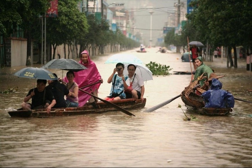 Rescatistas utilizaron botes inflables para evacuar a vecinos atrapados.