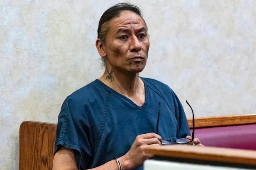 Chasing Horse, vestido con su uniforme azul marino del Centro de Detención del Condado de Clark.