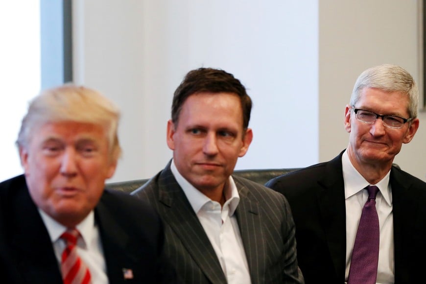 U.S. President-elect Donald Trump speaks as PayPal co-founder and Facebook board member Peter Thiel and Apple Inc CEO Tim Cook look on during a meeting with technology leaders at Trump Tower in New York U.S., December 14, 2016. REUTERS/Shannon Stapleton eeuu Donald Trump Peter Thiel Tim Cook presidente electo nuevo mandatario norteamericano reunion encuentro con empresarios de la tecnologia
