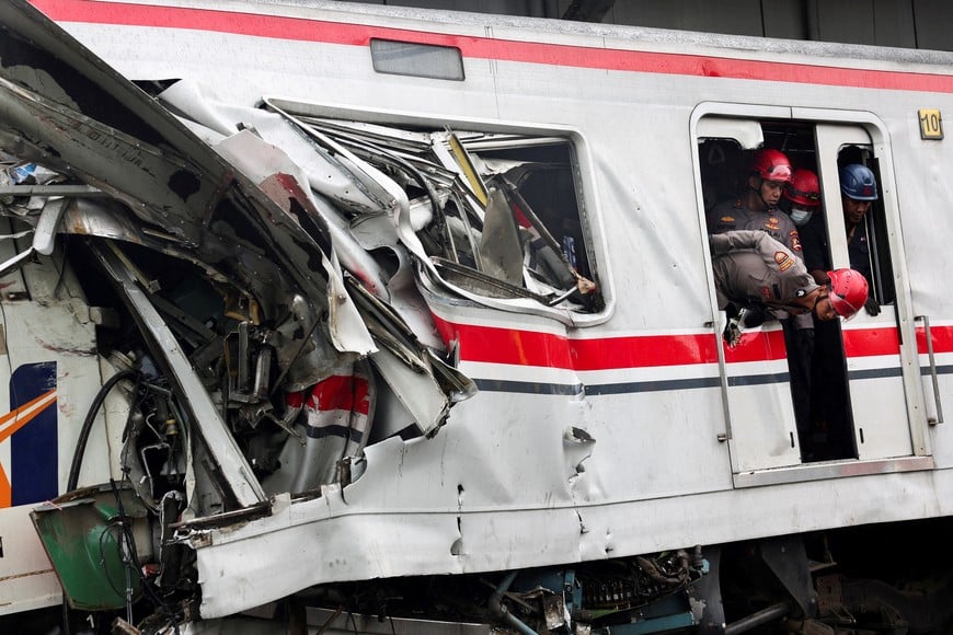 Police officers look on at the site after a deadly collision between a commuter line train and a long-distance train, in Bekasi, on the outskirts of Jakarta, Indonesia, April 28, 2026. REUTERS/Willy Kurniawan     TPX IMAGES OF THE DAY