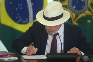 (260428) -- BRASILIA, 28 abril, 2026 (Xinhua) -- El presidente brasileño, Luiz Inácio Lula da Silva, firma el decreto que promulga el acuerdo de libre comercio entre el Mercado Común del Sur (Mercosur) y la Unión Europea (UE) en el Palacio de Planalto, en Brasilia, Brasil, el 28 de abril de 2026. Lula da Silva firmó el martes el decreto que promulga el acuerdo de libre comercio entre el Mercosur y la UE, un paso clave hacia la conformación de una de las mayores zonas comerciales del mundo. (Xinhua/Lucio Tavora) (lt) (ah) (ra) (ce)