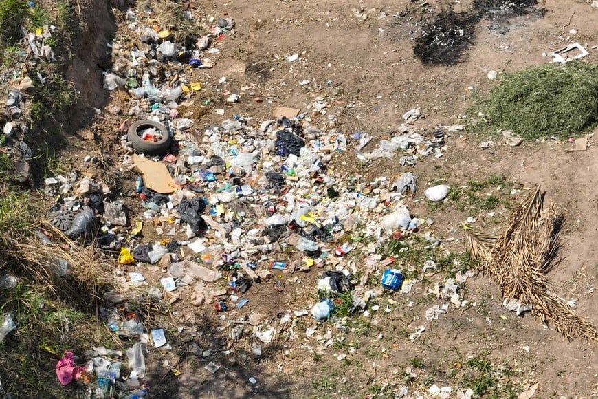 Todo tipo de elementos son arrojados. Foto: Fernando Nicola