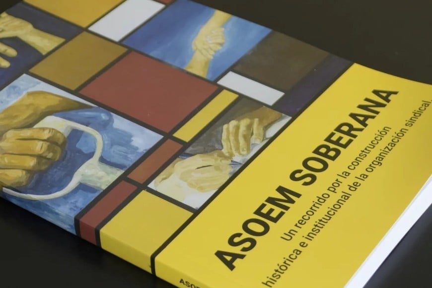 Portada del libro que expone reflexivamente la historia de ASOEM. Producto de un esfuerzo mancomunado puesto en circulación por la propia editorial de la institución, cuenta con encomiable calidad de papel e impresión.