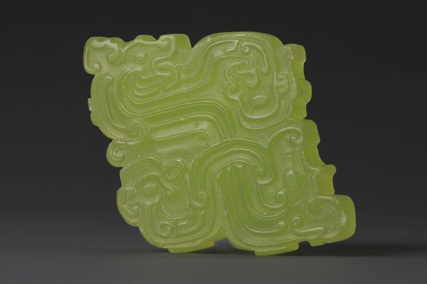 (260429) -- BEIJING, 29 abril, 2026 (Xinhua) -- Imagen de archivo de un colgante de jade descubierto en el yacimiento de Changchun, en Fuping, en la provincia de Shaanxi, en el noroeste de China. China anunció el miércoles su lista de los 10 descubrimientos arqueológicos más importantes de 2025, con hallazgos que abarcan desde los bosques de las montañas Changbai en el noreste hasta las estribaciones de las montañas Helan en el noroeste, ofreciendo nuevas perspectivas sobre capítulos clave de los 5.000 años de historia de la civilización china. (Xinhua) (jg) (ah) (ce)