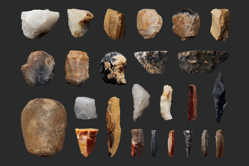 (260429) -- BEIJING, 29 abril, 2026 (Xinhua) -- Ilustración de artefactos líticos típicos del yacimiento de Peiligang, en Xinzheng, en la provincia de Henan, en el centro de China. China anunció el miércoles su lista de los 10 descubrimientos arqueológicos más importantes de 2025, con hallazgos que abarcan desde los bosques de las montañas Changbai en el noreste hasta las estribaciones de las montañas Helan en el noroeste, ofreciendo nuevas perspectivas sobre capítulos clave de los 5.000 años de historia de la civilización china. (Xinhua) (jg) (ah) (ce)