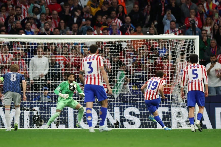 Soccer Football - UEFA Champions League - Semi Final - First Leg - Atletico Madrid v Arsenal - Riyadh Air Metropolitano, Madrid, Spain - April 29, 2026
Atletico Madrid's Julian Alvarez scores their first goal from the penalty spot REUTERS/Isabel Infantes
