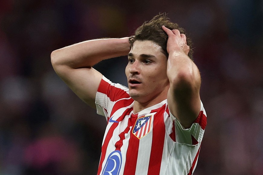 Soccer Football - UEFA Champions League - Semi Final - First Leg - Atletico Madrid v Arsenal - Riyadh Air Metropolitano, Madrid, Spain - April 29, 2026
Atletico Madrid's Julian Alvarez reacts after missing a chance to score REUTERS/Isabel Infantes