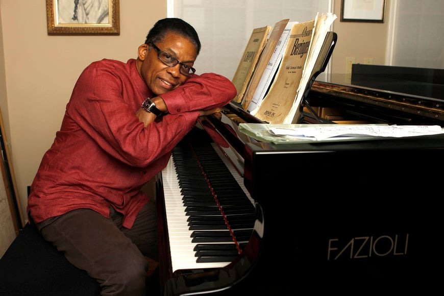 Herbie Hancock musico de jazz musica musicos

Musician Herbie Hancock poses for a portrait at his home in Los Angeles February 2, 2011. Jazz giant Hancock played last month for Chinese President Hu Jintao at the White House state dinner and might have done a little something to smooth those tense U.S.-China relations. Hancock said he tries to stay tuned in to world events, watching news when he's not working on his music. It is not surprising, then, that inspiration for his latest album "The Imagine Project" came from watching the economic crisis unfold around the world. Picture taken February 2, 2011.   REUTERS/Mario Anzuoni (UNITED STATES - Tags: ENTERTAINMENT PROFILE) eeuu los angeles Herbie Hancock musico de jazz musica musicos