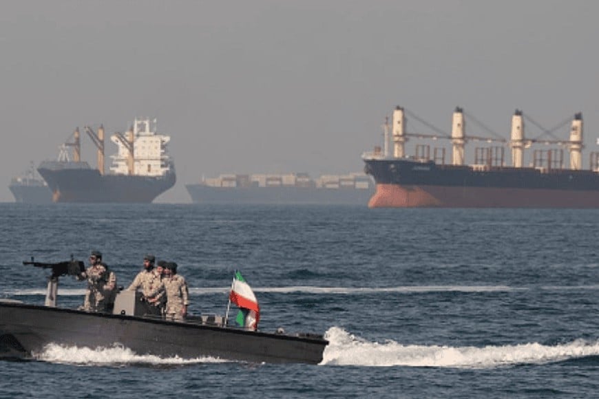 Patrulla iraní en el estratégico y convulsionado Estrecho de Ormuz. Los países beligerantes pactaron un frágil y complicado alto el fuego con su reapertura como condición esencial.