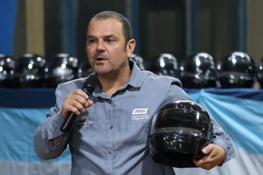 Se realizó una clínica de conducción segura de motos con entrega de cascos.