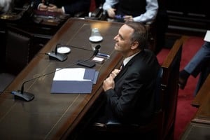 (260429) -- BUENOS AIRES, 29 abril, 2026 (Xinhua) -- El jefe de Gabinete de Ministros de Argentina, Manuel Adorni, reacciona durante la presentación del Informe de Gestión 2026 ante la Cámara de Diputados, en el Congreso de la Nación, en la ciudad de Buenos Aires, capital de Argentina, el 29 de abril de 2026. (Xinhua/Martín Zabala) (mz) (jg) (ah) (ce)