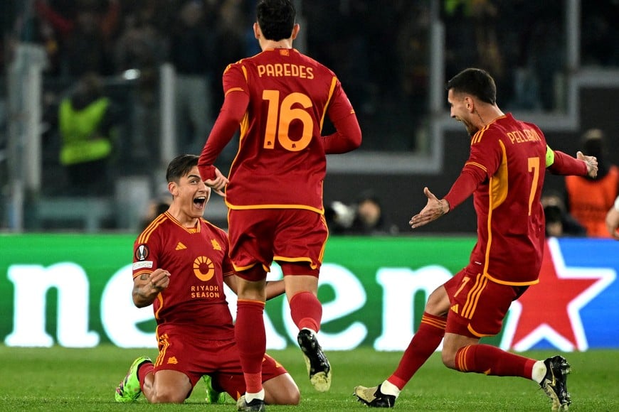 Soccer Football - Europa League - Round of 16 - First Leg - AS Roma v Brighton & Hove Albion - Stadio Olimpico, Rome, Italy - March 7, 2024
AS Roma's Paulo Dybala celebrates scoring their first goal with Lorenzo Pellegrini and Leandro Paredes REUTERS/Alberto Lingria