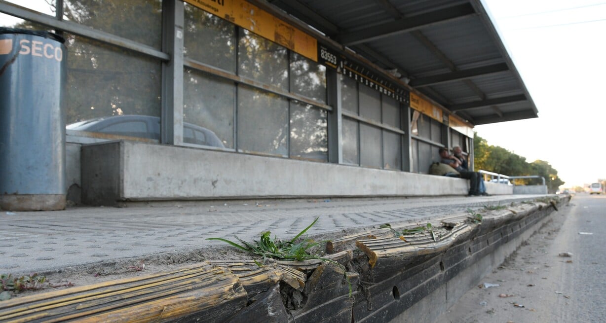 Las paradas del Metrobús, por avenida Blas Parera, vieron mejores épocas