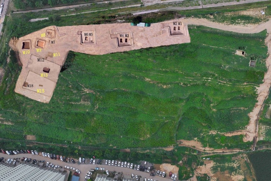 (260429) -- BEIJING, 29 abril, 2026 (Xinhua) -- Vista aérea de archivo tomada con un dron de la distribución de las tumbas en el yacimiento de Zhongcun, en el distrito de Xiyang, en la provincia de Shanxi, en el norte de China. China anunció el miércoles su lista de los 10 descubrimientos arqueológicos más importantes de 2025, con hallazgos que abarcan desde los bosques de las montañas Changbai en el noreste hasta las estribaciones de las montañas Helan en el noroeste, ofreciendo nuevas perspectivas sobre capítulos clave de los 5.000 años de historia de la civilización china. (Xinhua) (jg) (ah) (ce)