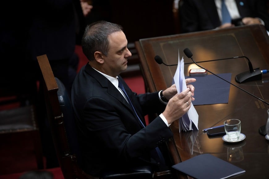 (260429) -- BUENOS AIRES, 29 abril, 2026 (Xinhua) -- El jefe de Gabinete de Ministros de Argentina, Manuel Adorni, reacciona durante la presentación del Informe de Gestión 2026 ante la Cámara de Diputados, en el Congreso de la Nación, en la ciudad de Buenos Aires, capital de Argentina, el 29 de abril de 2026. (Xinhua/Martín Zabala) (mz) (jg) (ah) (ce)