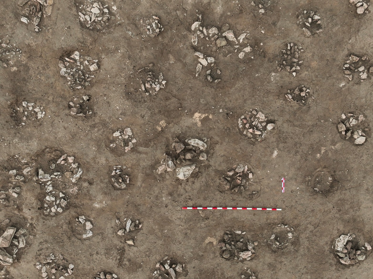 Fas fosas rituales de túmulos de piedra en el yacimiento de Zhengjiagou.