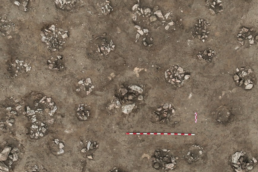 (260429) -- BEIJING, 29 abril, 2026 (Xinhua) -- Imagen de archivo de una vista de las fosas rituales de túmulos de piedra en el yacimiento de Zhengjiagou, en Xuanhua, en la provincia de Hebei, en el norte de China. China anunció el miércoles su lista de los 10 descubrimientos arqueológicos más importantes de 2025, con hallazgos que abarcan desde los bosques de las montañas Changbai en el noreste hasta las estribaciones de las montañas Helan en el noroeste, ofreciendo nuevas perspectivas sobre capítulos clave de los 5.000 años de historia de la civilización china. (Xinhua) (jg) (ah) (ce)