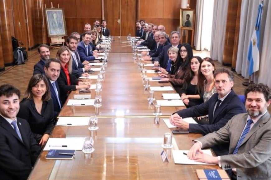 Caputo este miércoles junto a los funcionarios. Crédito: @LuisCaputoAR