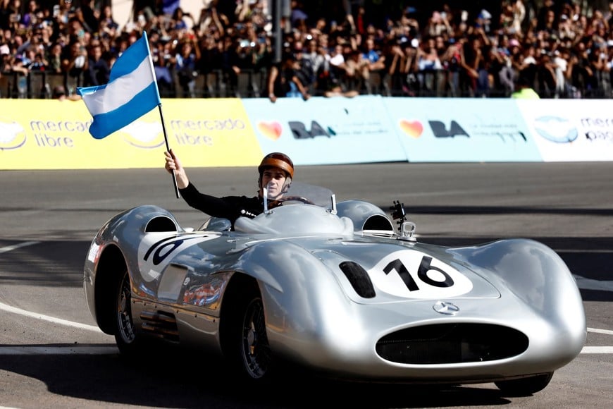 Formula One F1 - Colapinto takes F1 to the streets of Buenos Aires - Buenos Aires, Argentina - April 26, 2026
Alpine's Franco Colapinto drives the 1954 Mercedes-Benz W196 while waving the Argentine flag in tribute to Juan Manuel Fangio during the roadshow REUTERS/Alessia Maccioni