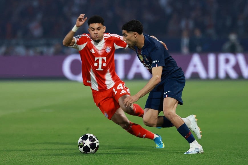 Soccer Football - UEFA Champions League - Semi Final - First Leg - Paris St Germain v Bayern Munich - Parc des Princes, Paris, France - April 28, 2026
Paris St Germain's Achraf Hakimi in action with Bayern Munich's Luis Diaz REUTERS/Stephanie Lecocq