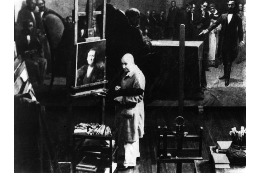 Alice en su atelier, detrás, la obra a la que alude esta nota. Foto: Archivo