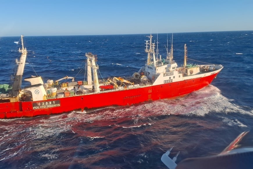 Desde el aire, el pesquero a donde viajaba el trabajador accidentado.  Gentileza Prefectura Naval Argentina.