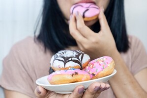 Muchas personas recurren a la comida como una forma de aliviar el estrés o la ansiedad.