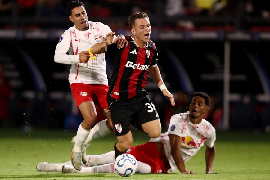 Soccer Football - Recopa Sudamericana - Group H - Red Bull Bragantino v River Plate - Estadio Municipal Cicero De Souza Marques, Braganca Paulista, Brazil - April 30, 2026
River Plate's Giuliano Galoppo in action with Red Bull Bragantino's Alix Vinicius and Gabriel REUTERS/Jean Carniel