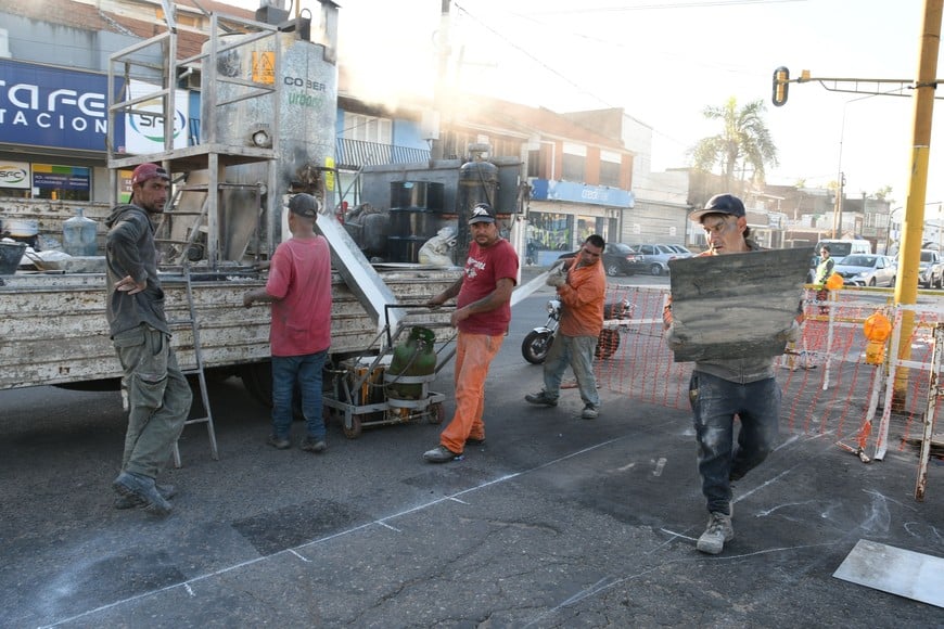 Por Aristóbulo a la altura de Galicia estaban finalizando con la demarcación de sendas peatonales en los cruces de calle. Foto: Manuel Fabatía
