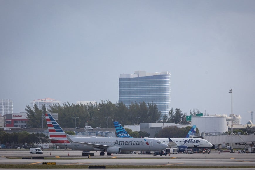 FILE PHOTO: An American Airlines plane and a JetBlue plane sit parked at Fort Lauderdale - Hollywood International Airport, in Fort Lauderdale, Florida, U.S., April 23, 2026. REUTERS/Marco Bello/File Photo