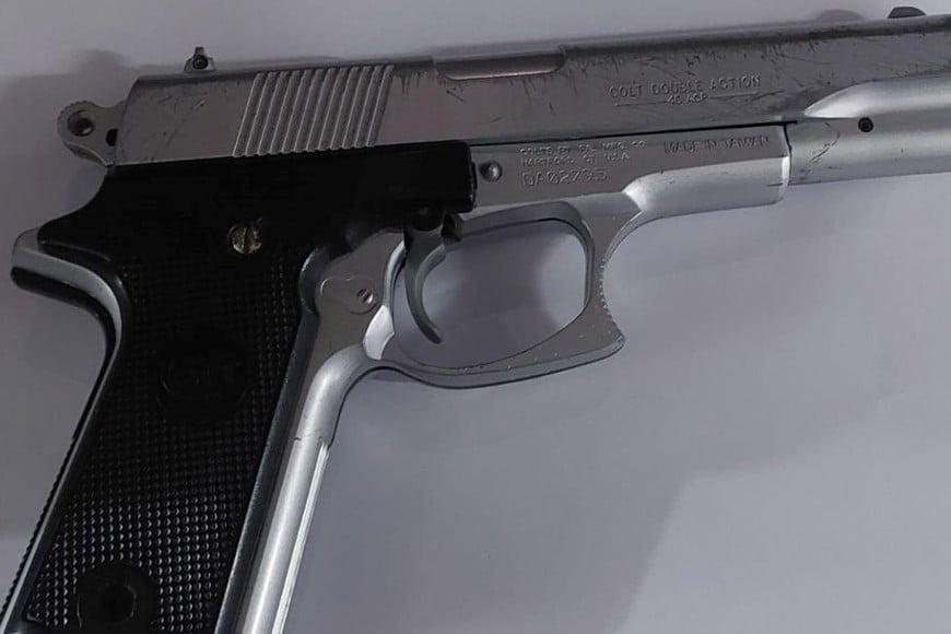 jóvenes demorados con un réplica de arma de fuego