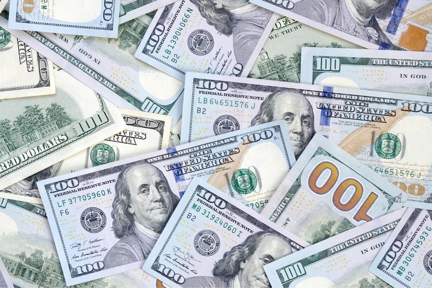 El dólar cerró con movimientos dispares en bancos y caídas en los segmentos paralelos.