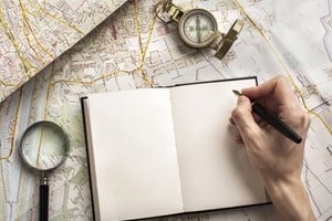 George R.R. Martin separa a los escritores de acuerdo a dos estilos: el del escritor mapa y el escritor brújula.