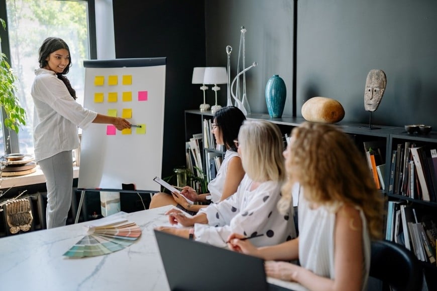 Equipos de trabajo en un entorno colaborativo durante una reunión de planificación.