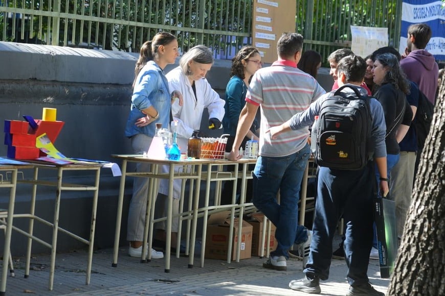 Los laboratorios de la EIS también salieron a la calle para visibilizar el reclamo que deja a las escuelas universitarias sin clases. Foto: Guillermo Di Salvatore