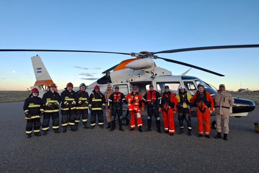 El equipo de salvamento, tras lograr el objetivo.  Gentileza Prefectura Naval Argentina.
