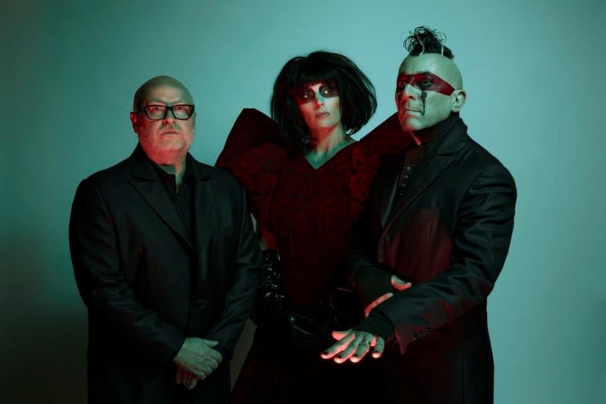 Puscifer es una banda multidimensional formada por Mat Mitchell, Carina Round y Maynard James Keenan