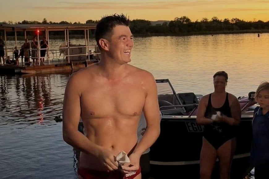 El nadador terminó el recorrido tras 11 horas y 51 minutos en condiciones extremas.