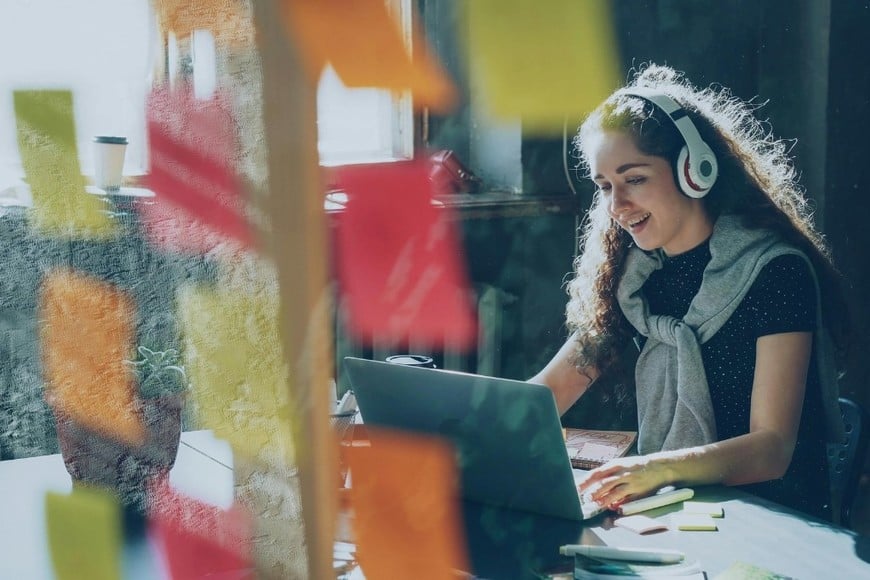 Ambiente laboral moderno que integra flexibilidad y dinámicas de trabajo saludable.