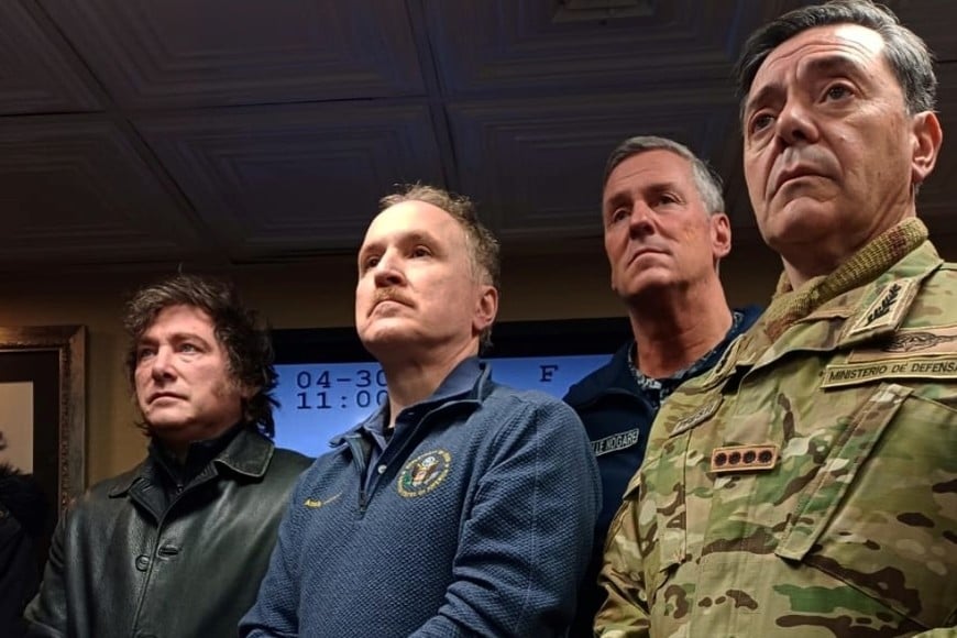 Javier Milei este jueves arriba del USS Nimitz junto al embajador de Estados Unidos, Peter Lamelas.