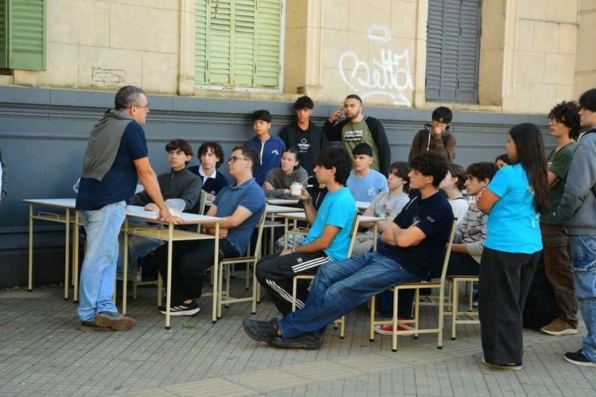En la vereda de la Escuela Industrial se realizaron clases públicas este jueves. Foto: Guillermo Di Salvatore