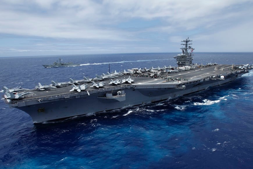 The USS Nimitz, a nuclear-powered aircraft carrier which is currently supplemented by biofuel, sails about 150 miles north of the island of Oahu  during the RIMPAC Naval exercises off Hawaii in this file photo from July 18,2012. The Nimitz and four other ships in its strike group moved into the Red Sea early September 1, 2013, U.S. defense officials said, describing the move as "prudent planning" in case the ships are needed for military action against Syria. REUTERS/Hugh Gentry/Files  (UNITED STATES - Tags: MILITARY ENERGY BUSINESS MARITIME ENVIRONMENT)   eeuu preparativos ataque a siria portaaviones USS Nimitz intervencion militar en siria