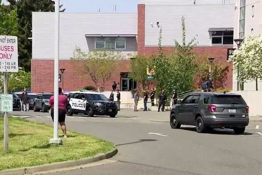 Cuatro estudiantes y un guardia de seguridad fueron trasladados a un hospital.