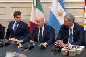 El embajador Nicoletti co el cónsul Bocchi a su derecha y el doctor Durando.