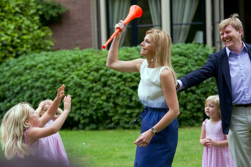 Netherlands' Crown Prince Willem-Alexander (R) laughs as his wife Princess Maxima (C) takes a vuvuzela away from their daughter Catharina-Amalia (L) during a photo call in the gardens of de Horsten in Wassenaar July 5, 2010.  REUTERS/Robin van Lonkhuijsen/United Photos (NETHERLANDS - Tags: POLITICS ROYALS) WASSENAAR HOLANDA principe guillermo alejandro princesa maxima Catharina Amalia sesion de fotos fotografias realeza holandesa princesa de orange principe hijas foto fotos oficiales de la familia nobleza