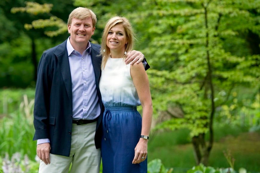 Netherlands' Crown Prince Willem Alexander (L) and Princess Maxima pose during a photo call in the gardens of de Horsten in Wassenaar July 5, 2010.  REUTERS/Robin van Lonkhuijsen/United Photos (NETHERLANDS - Tags: POLITICS ROYALS) WASSENAAR HOLANDA Guillermo Alejandro Maxima sesion de fotos fotografias realeza holandesa principe de orange princesa foto fotos oficiales de la familia nobleza